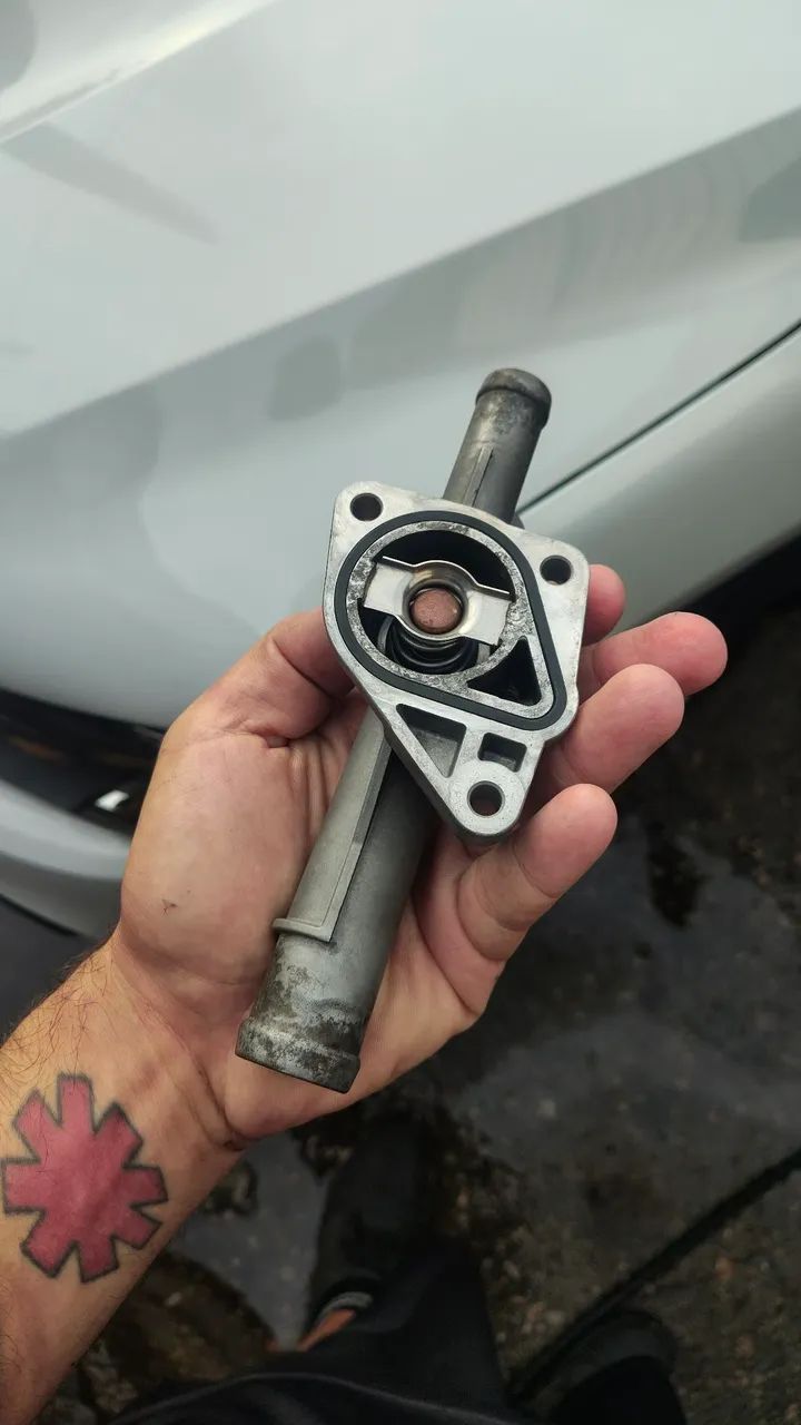 Carcaça da valvula termostatica Renault Kwid 