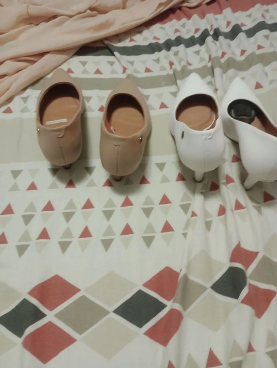  Dois Scarpin branco e nude tamanho dos dois 37 - Foto 2