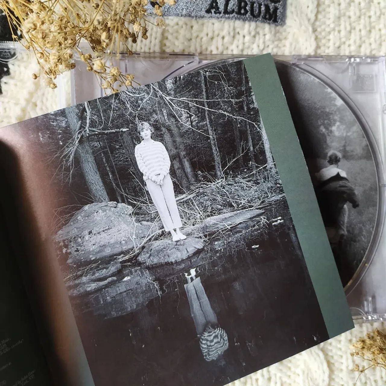 CD folklore - Taylor Swift (versão running like water) - Foto 4