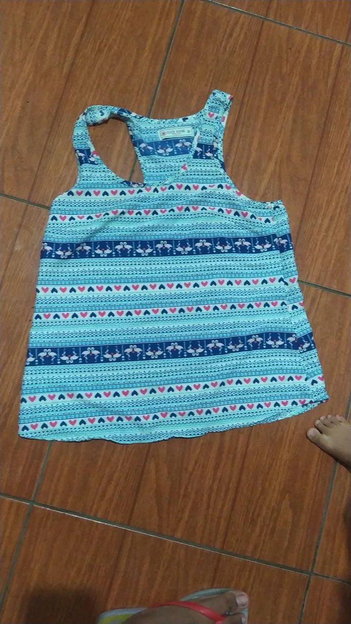 Vende se várias peças de roupa 