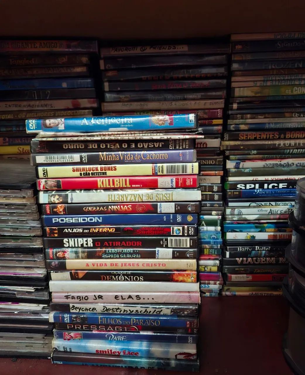 Vendo coleção de DVDs e CDs 