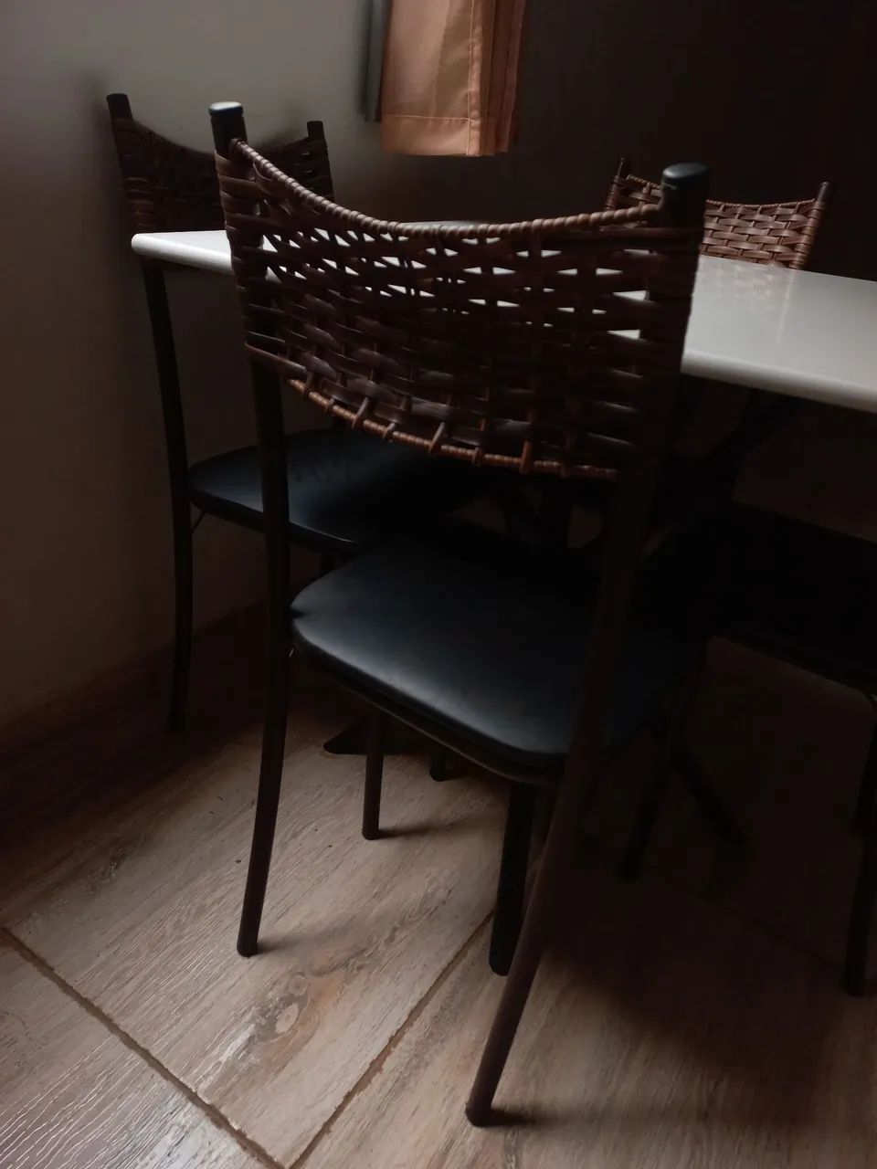 Vendo mesa de 4 cadeiras 65082642841345120