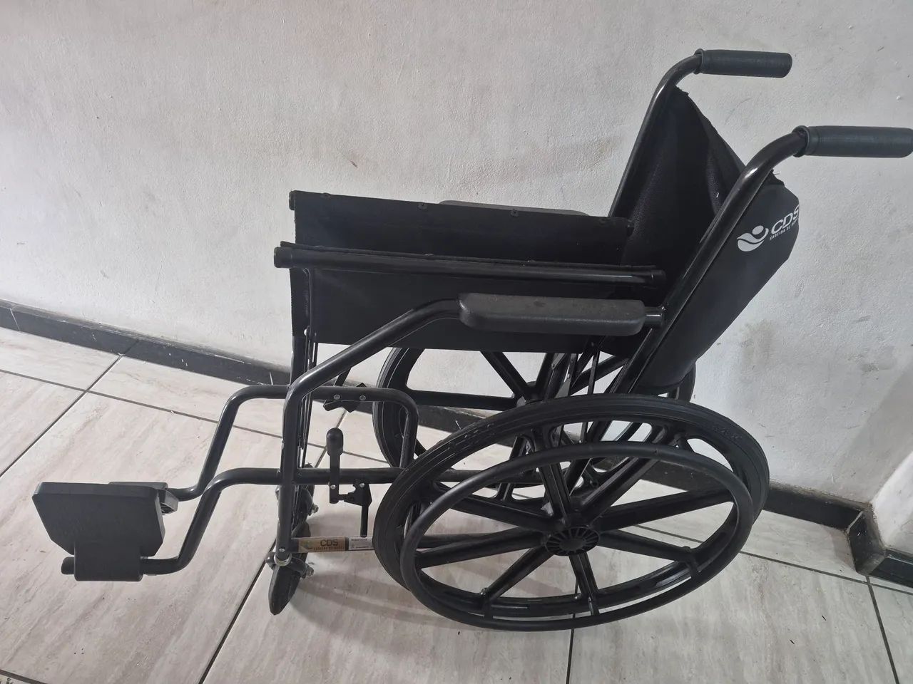 Vendo cadeira de rodas nova - Foto 2