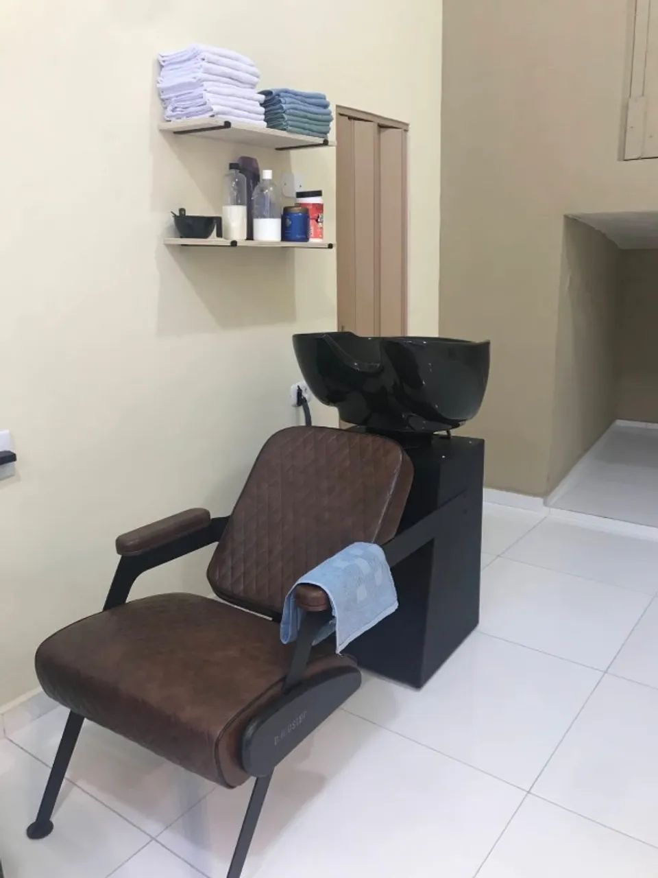 Lavatório e cadeira de barbearia 
