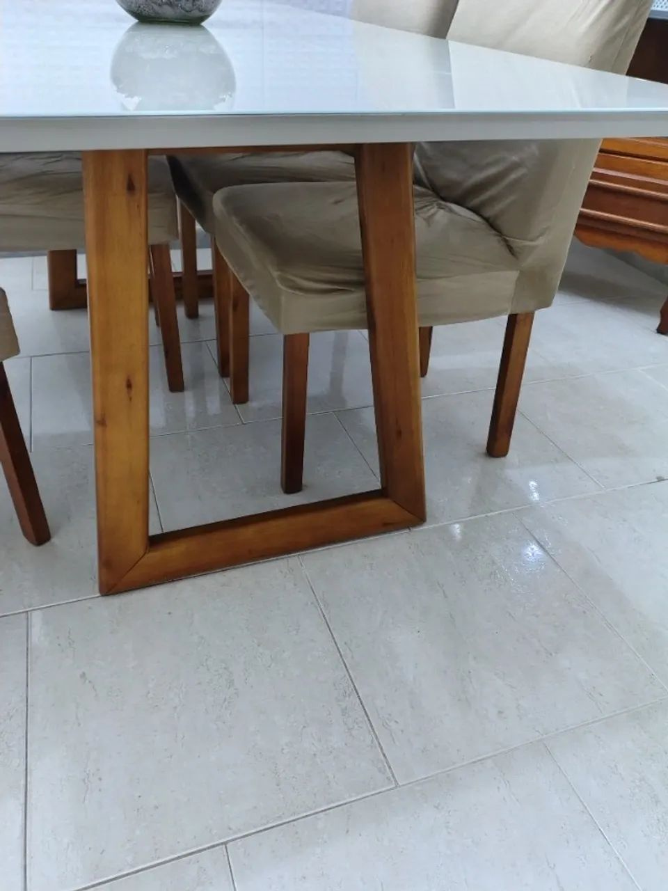 Mesa de jantar laqueada retangular com 6 cadeiras estofadas com linho bege. - Foto 5