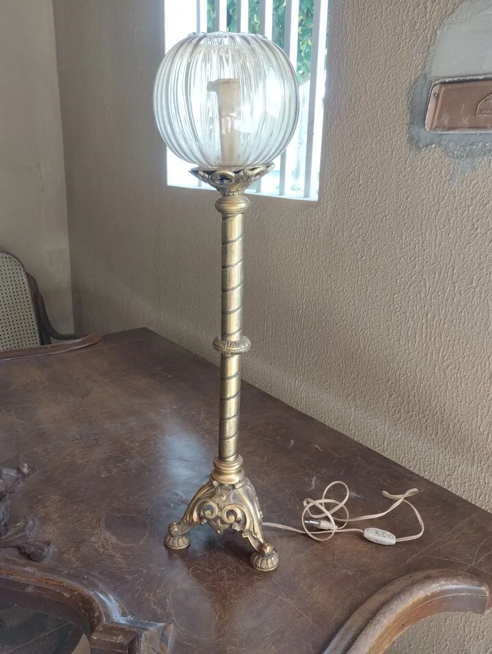 Um lustre de bronze  - Foto 2