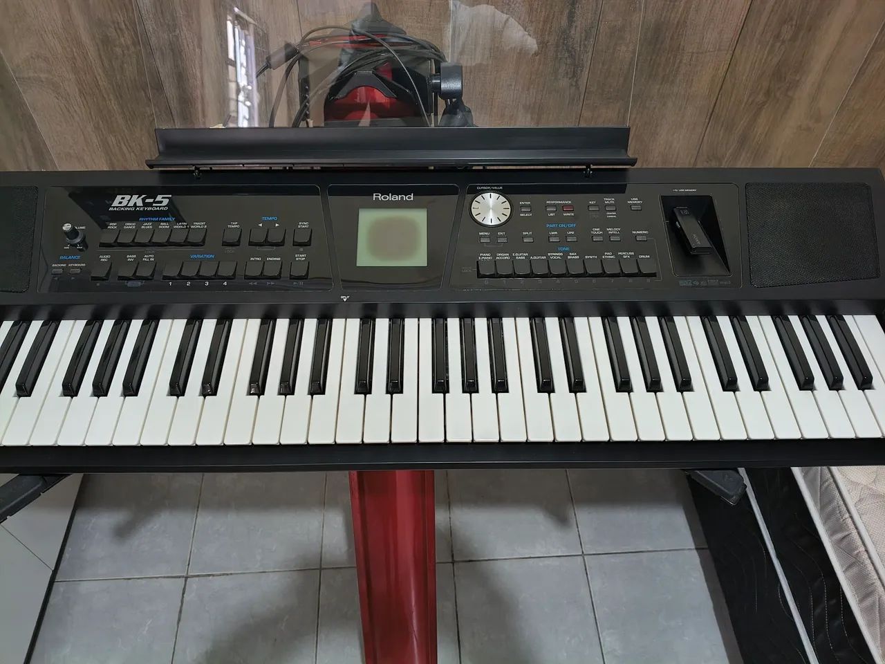 Teclado Roland BK 5 com tripé e bag - Foto 4
