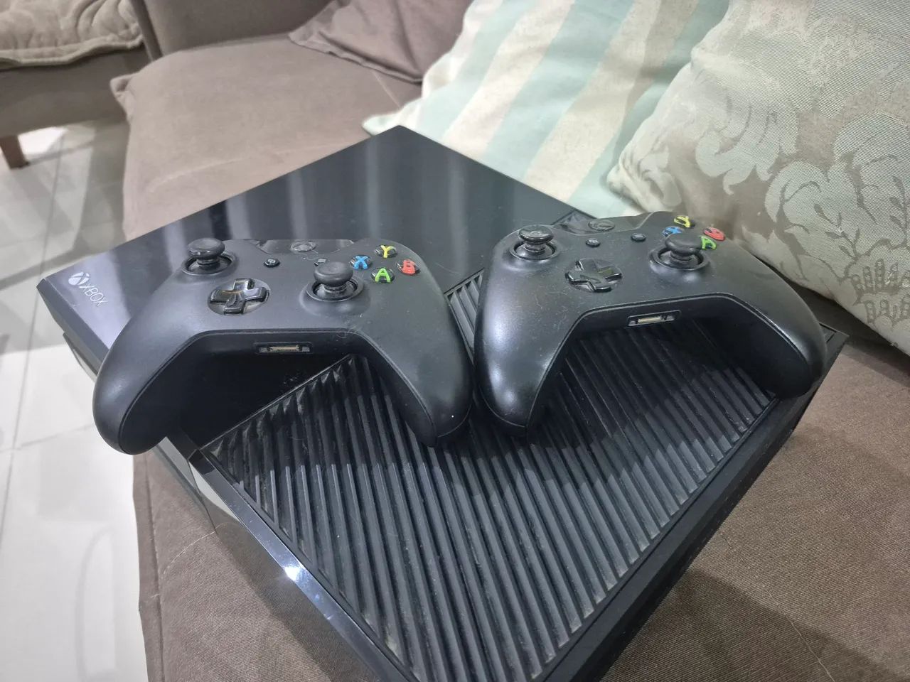 Xbox one + 2 controles + 2 jogos