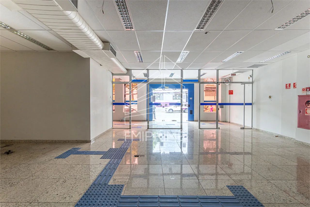 Prédio comercial na Av São Gualter.