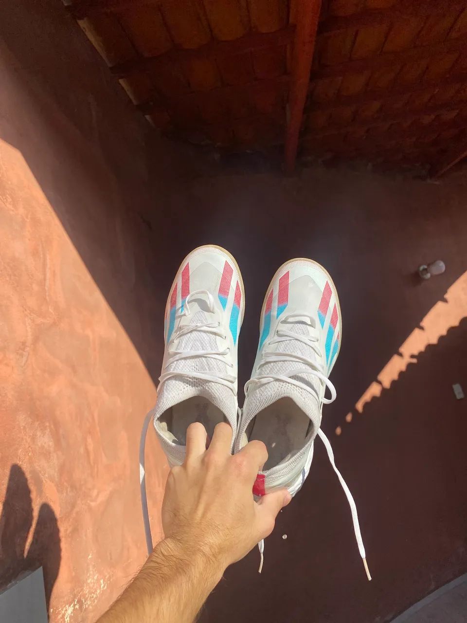 Chuteira Adidas X CrazyFast.1 Society na cor Branca com detalhes em Azul e Rosa (SEMINOVA)