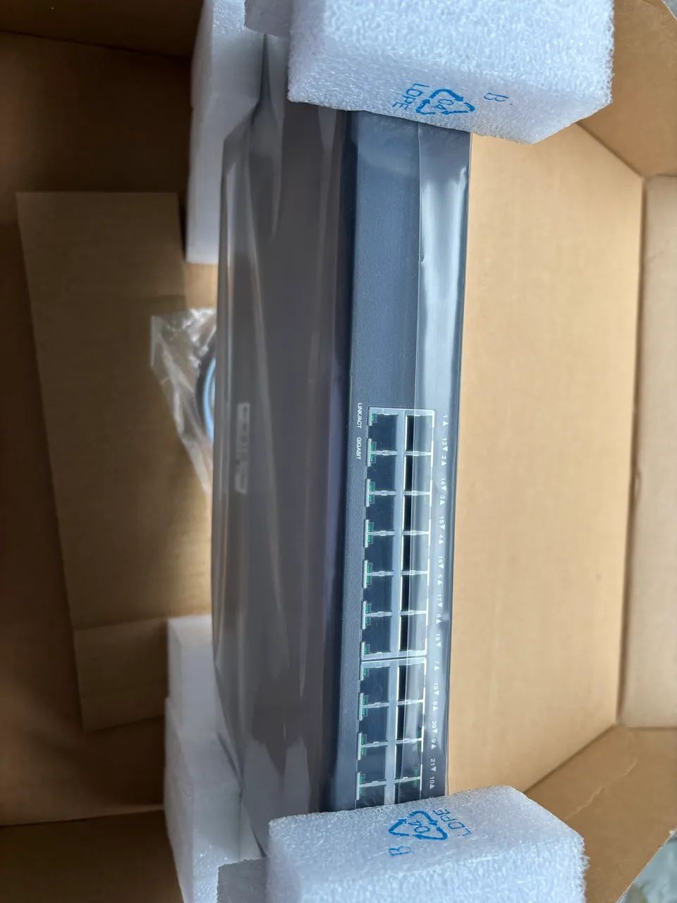 Switch Cisco 26 portas gigabit - Foto 2