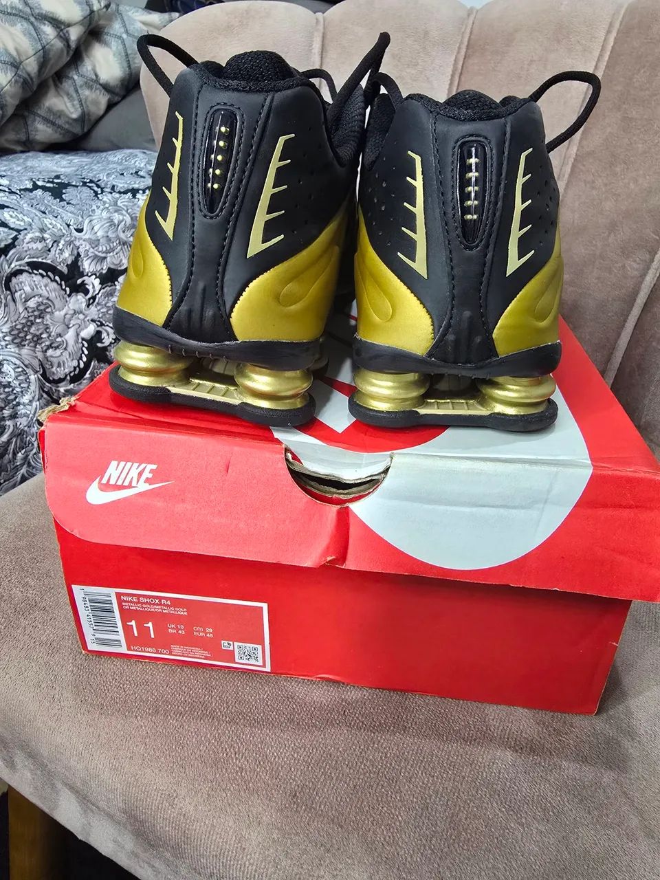 Nike Shox R4 Black Metallic Gold, 43 - Foto 2