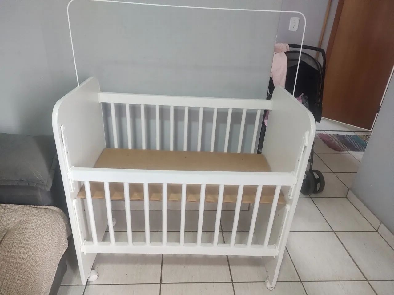 Mini berço infantil, com regulagem de altura e grades móveis. - Foto 4