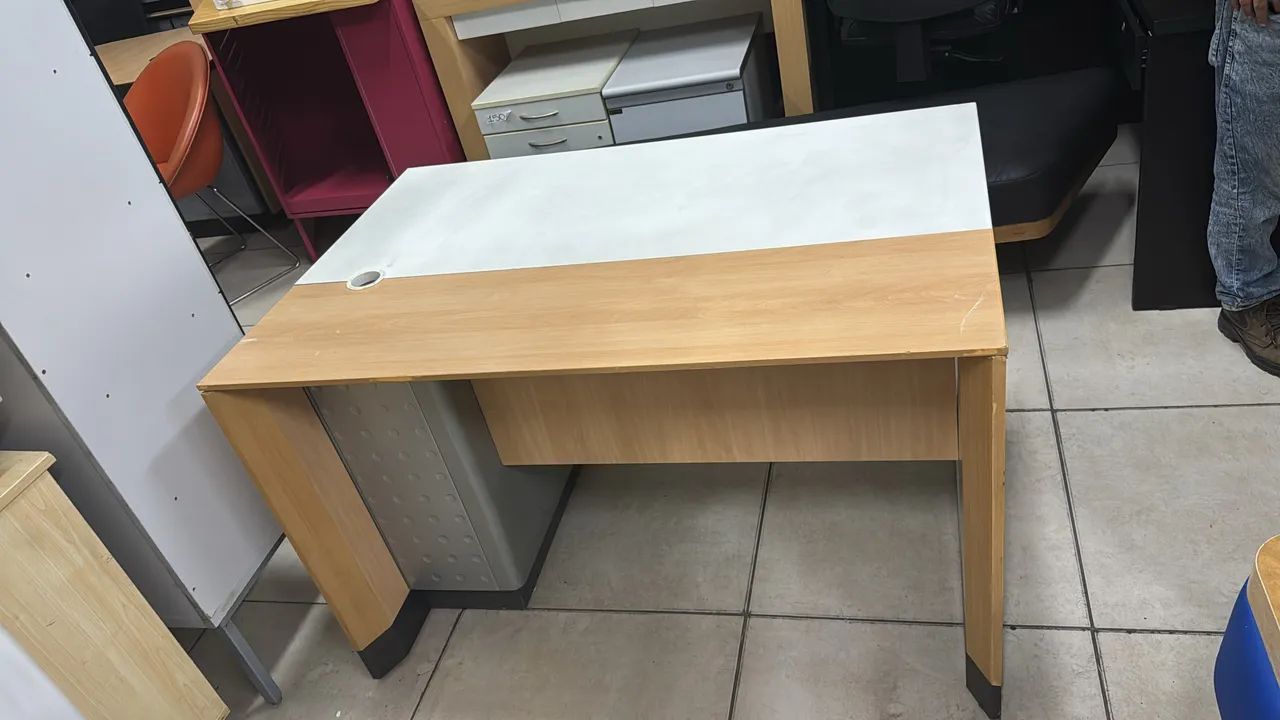 Mesa reta com uma gaveta e suporte para CPU - Foto 3