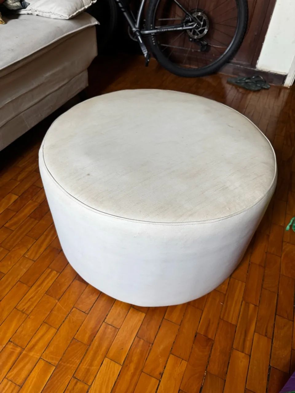 Vendo puff de couro em perfeito estado
