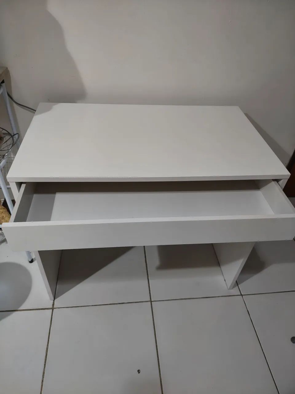 ? VENDO ESCRIVANINHA / MESA BRANCA COM GAVETA - Foto 2