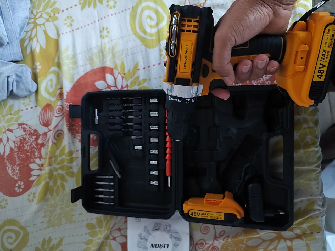 Parafusadeira íon bivolt com maleta é acessórios  - Foto 3