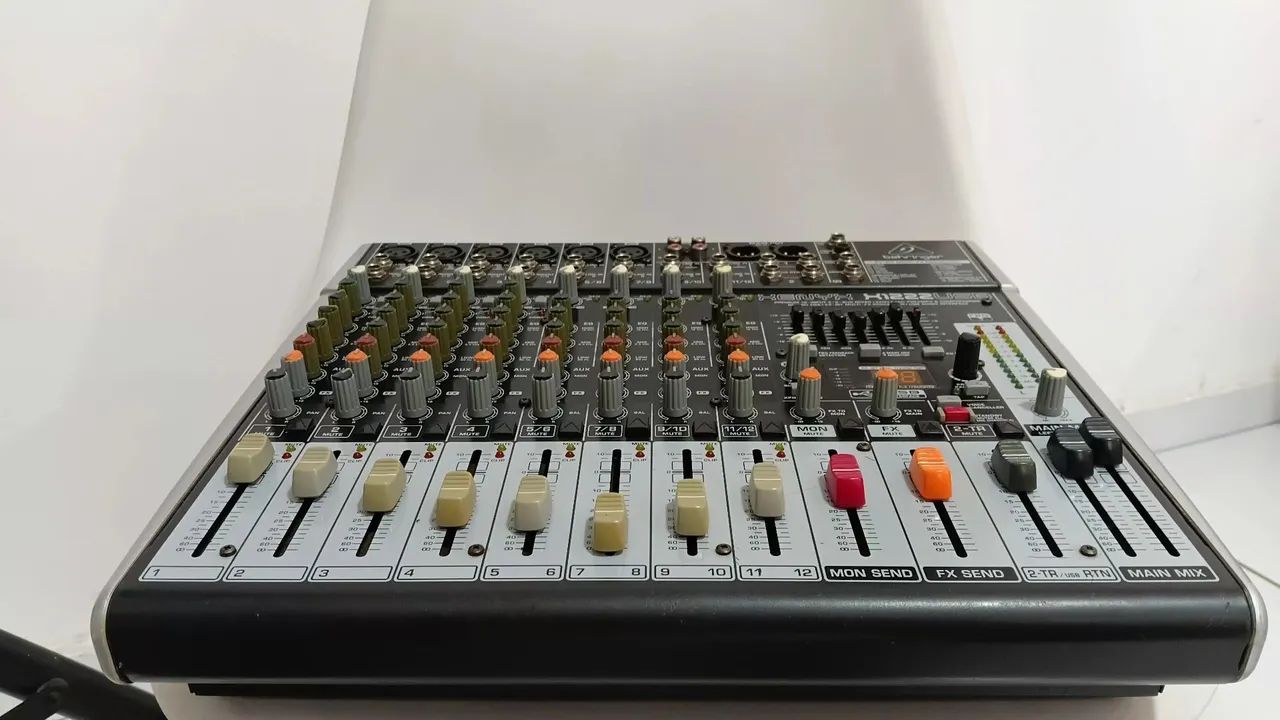 Mesa de som Behringer  - Foto 2