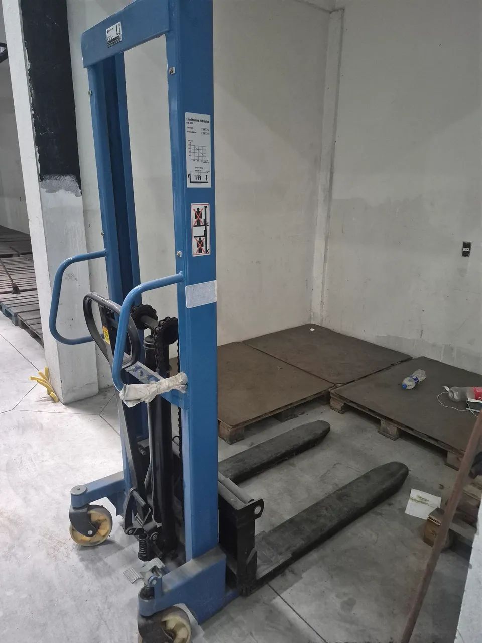Vendo empilhadeira hidráulica manual - Foto 2