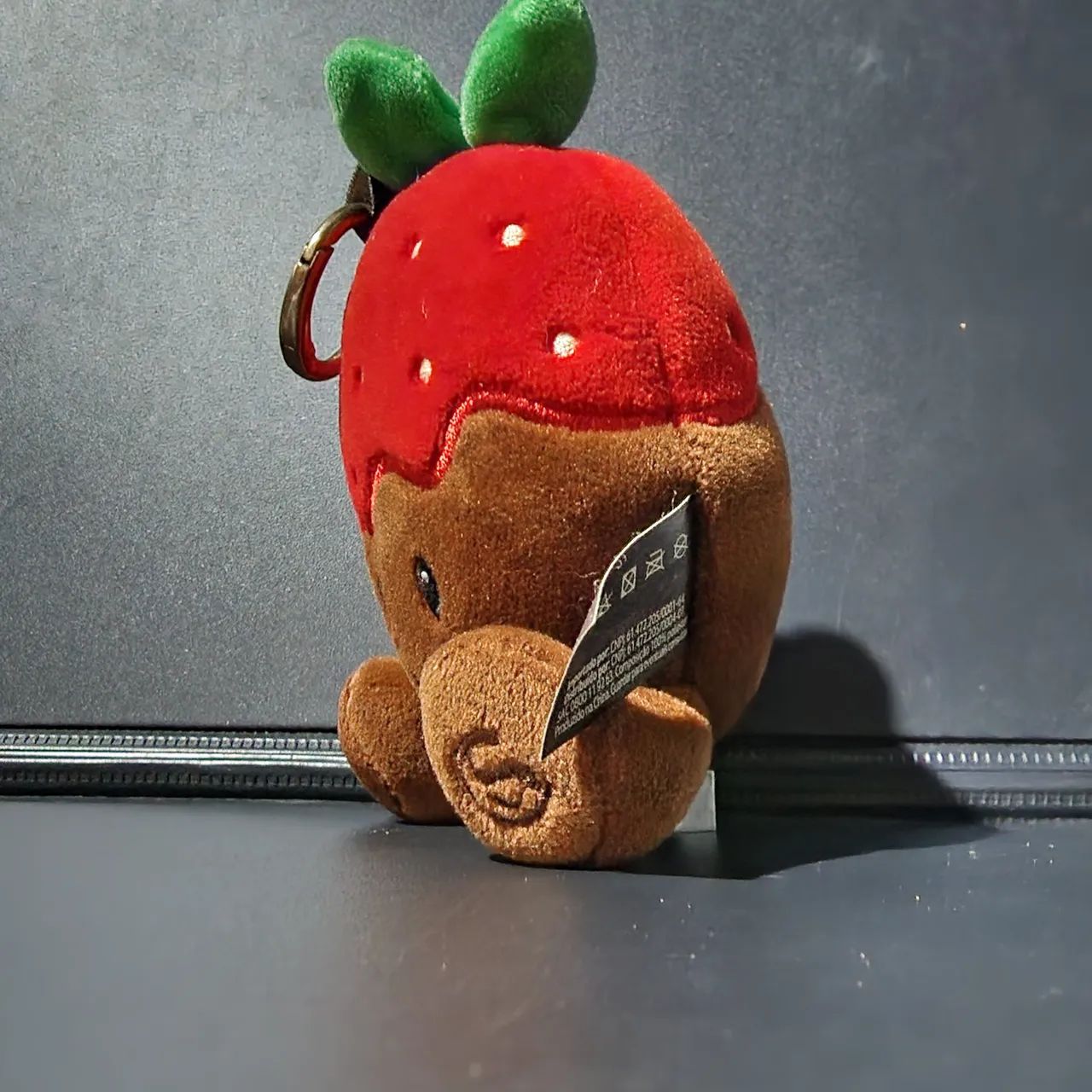 Este chaveiro de pelúcia é o personagem Momô Morango  - Foto 4