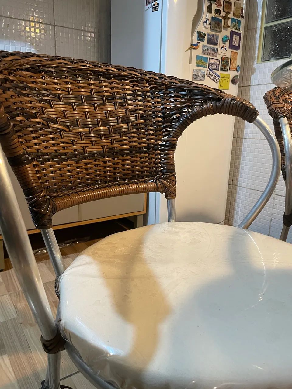 Mesa, tampo de vidro e cadeiras kit completo!  - Foto 4