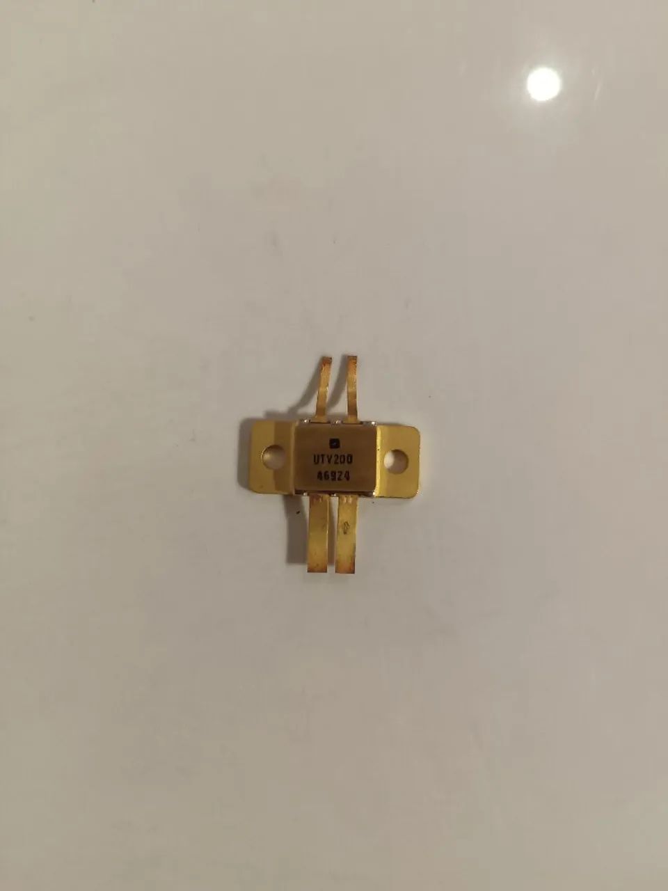 Transistor UTV200, um semicondutor de potência de silício do tipo NPN