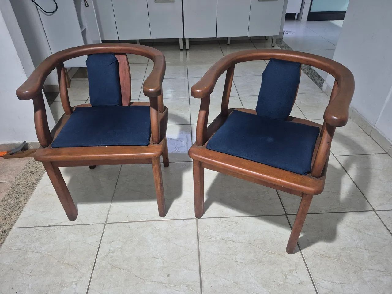 Poltronas de madeira