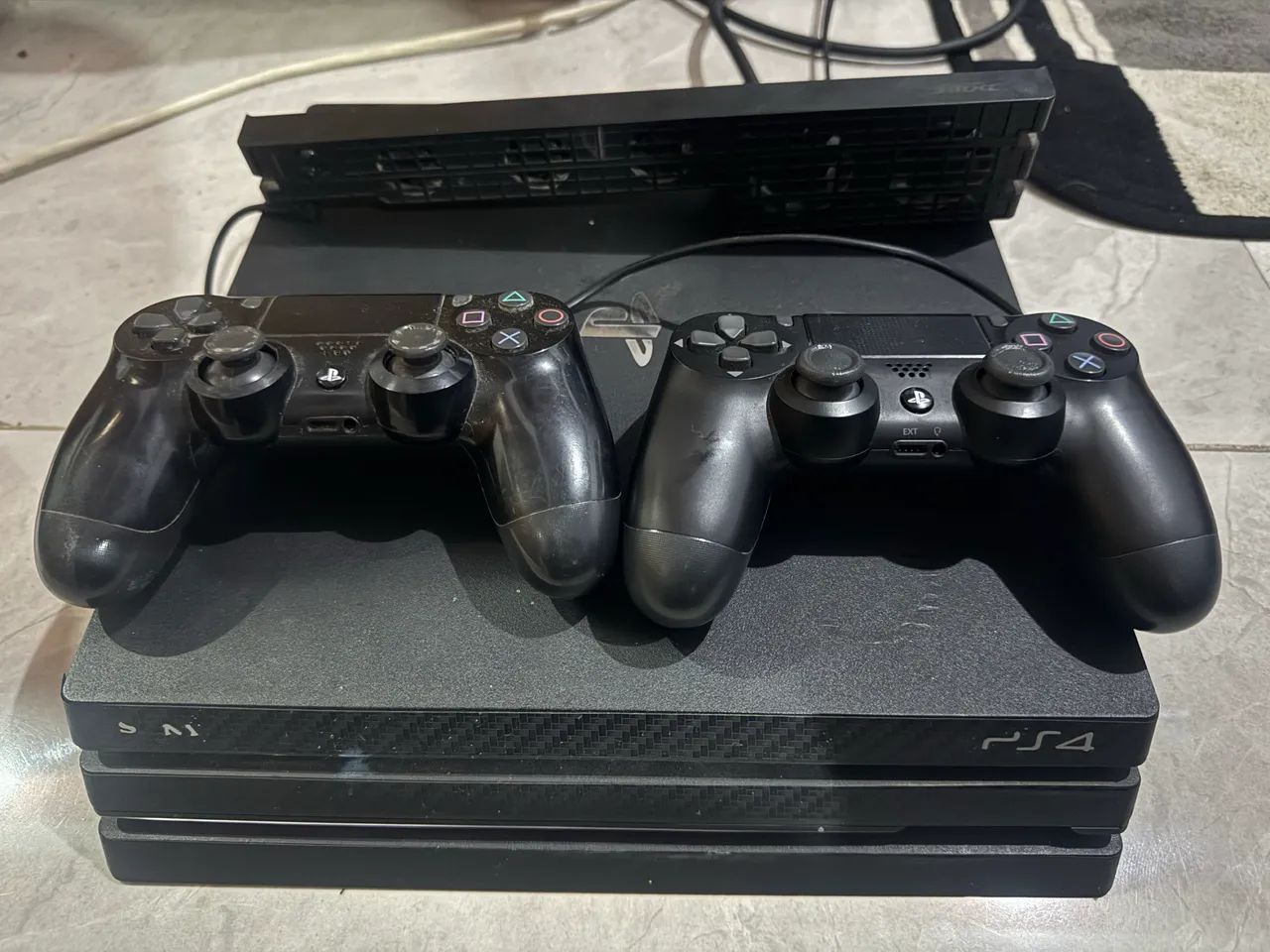 PS4 Pro 1TB 2 controles