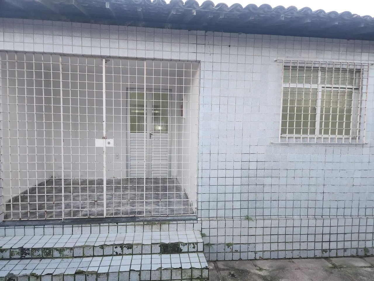Casa Ampla para Aluguel com Garagem para 2 Carros - Foto 2