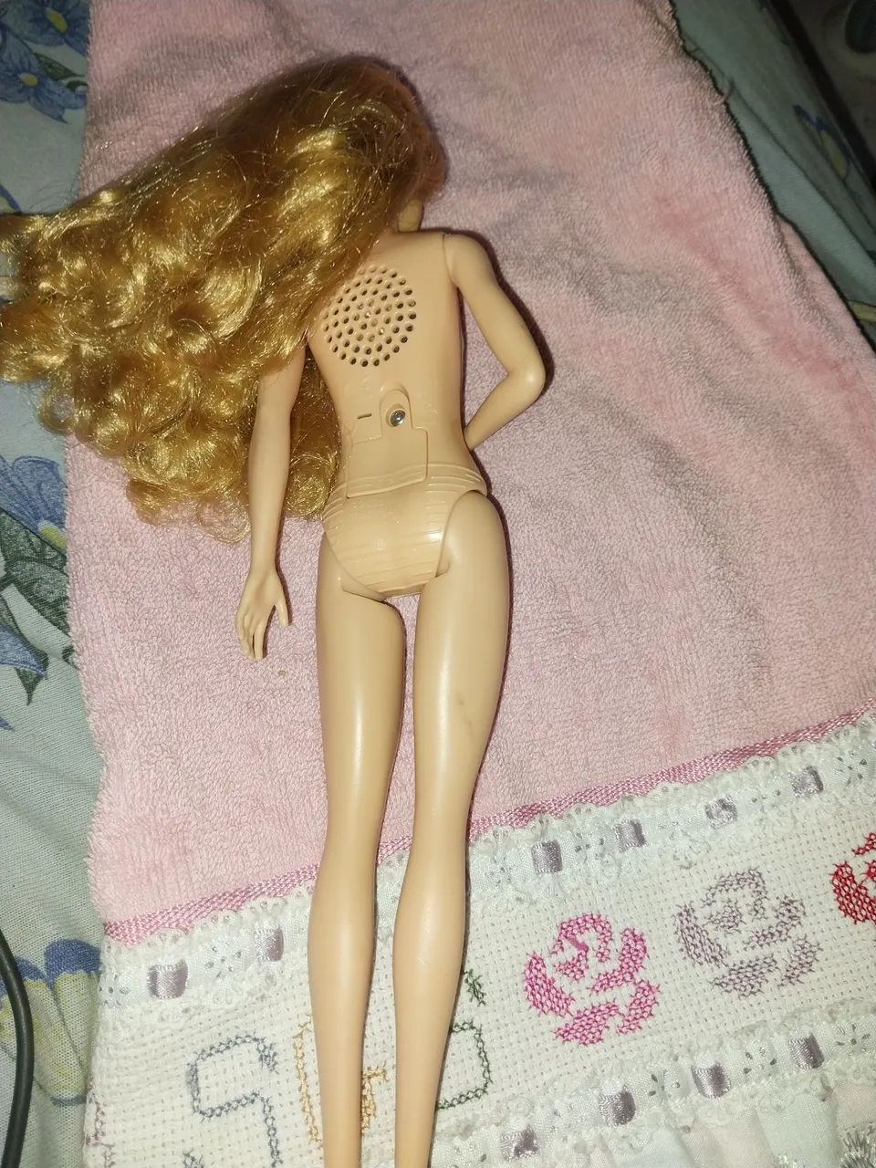 Boneca barbie que canta e acende a luz  - Foto 4