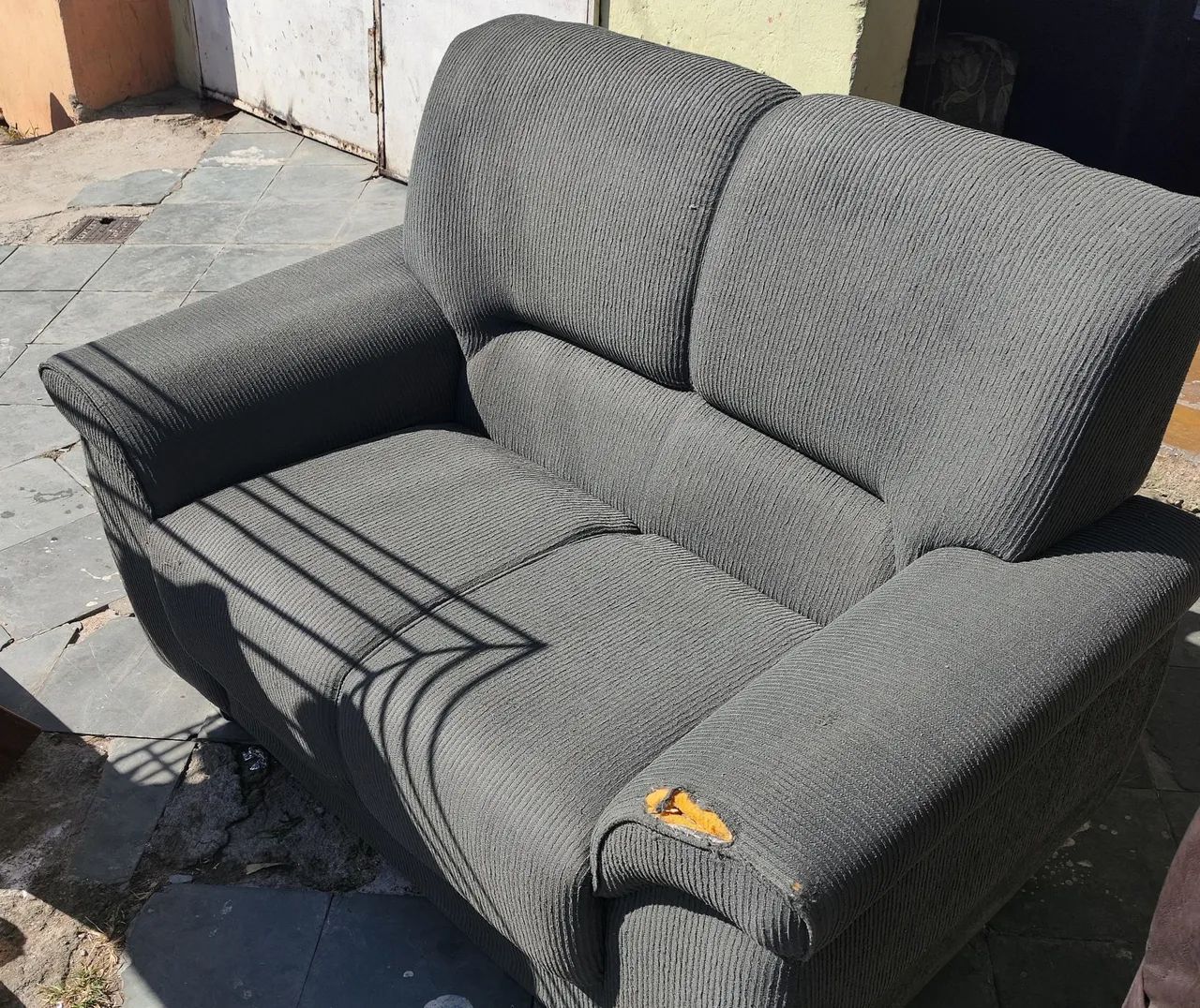 Sofá 2 lugares Cinza - Ótimo estado - Foto 2