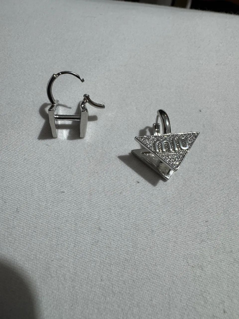 Brincos triangular inspirado na miu miu 