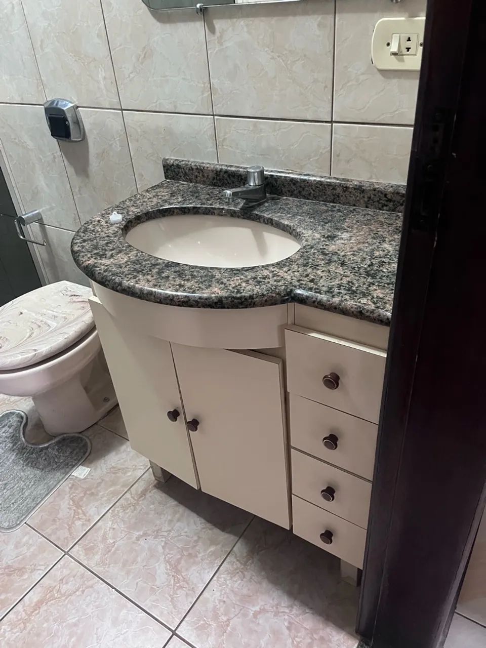 Móvel de banheiro com pedra