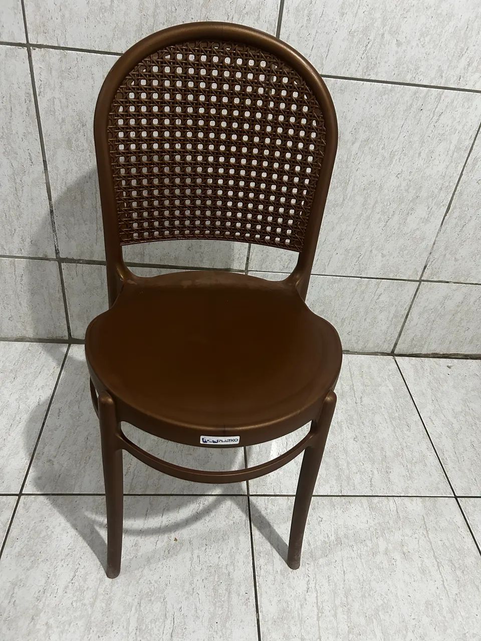 4 Cadeiras material super resistente, suportando até 120kg