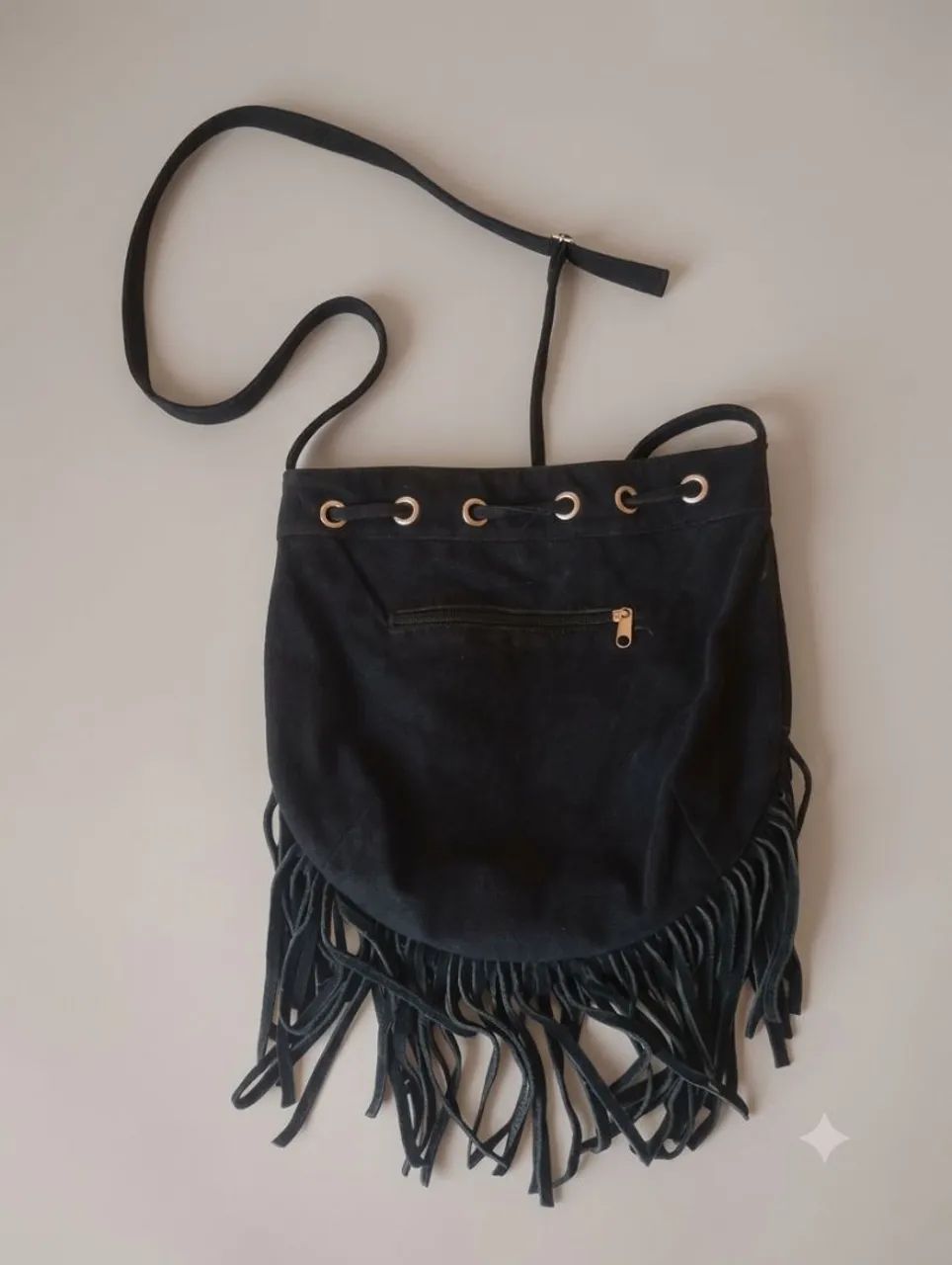Bolsa preta de camurça com franjas e forro de oncinha.  - Foto 2