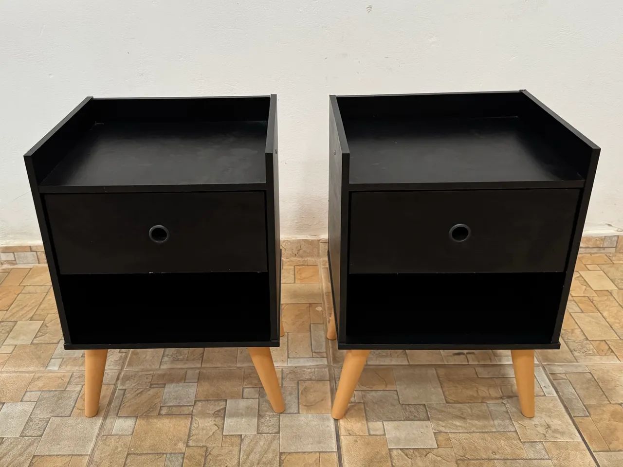 2x mesas de cabeceira