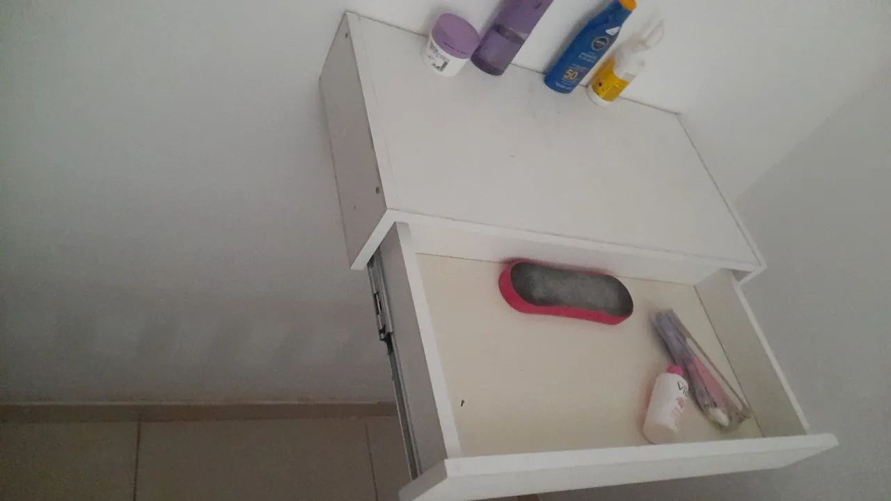 Escrivaninha ou penteadeira suspensa