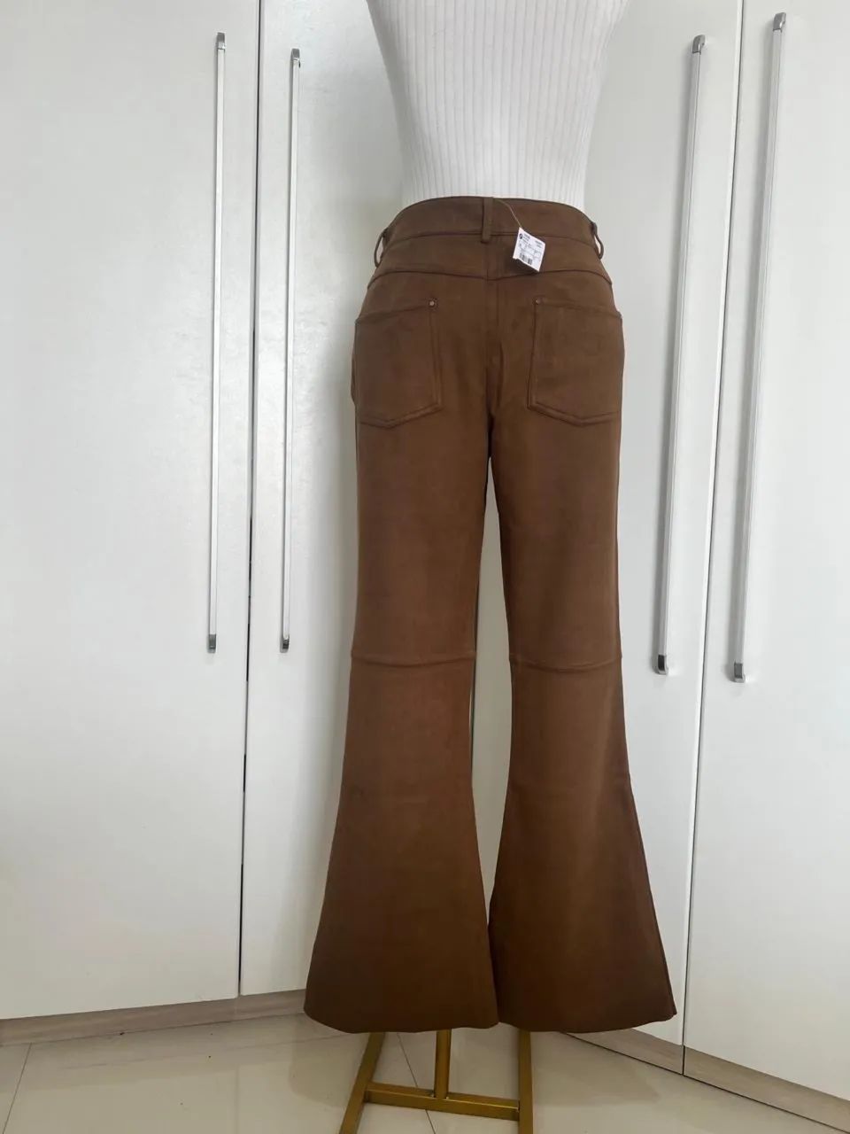 Calça flare suede Marfino nova  - Foto 3