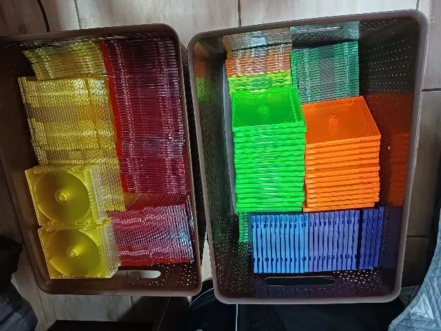 600 capinhas de CD diversos