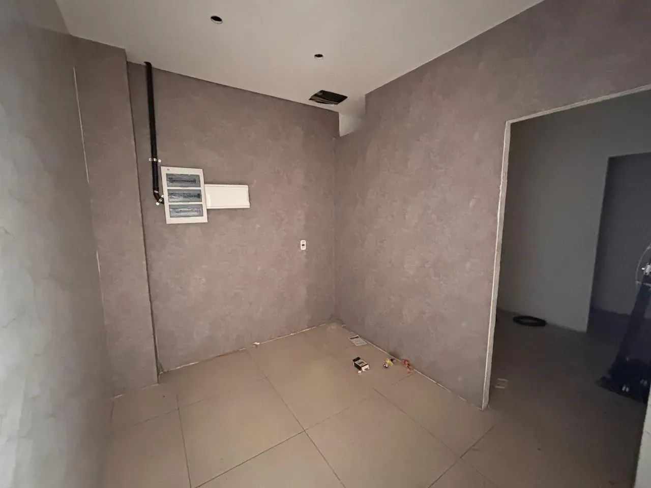 GALPÃO MEDINDO APROXIMADAMENTE 500M² COM RECEPÇÃO, ESCRITORIO E 2 BANHEIROS - Foto 3