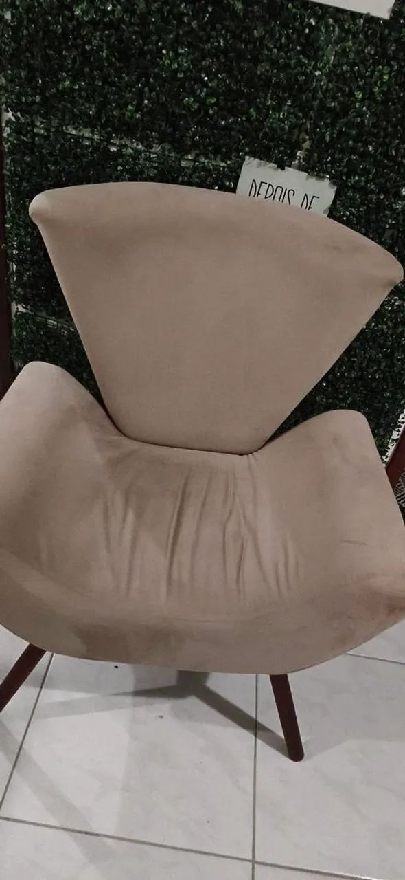 Poltrona Decorativa Estofada com Pés de Madeira - Muito Confortável - Foto 3