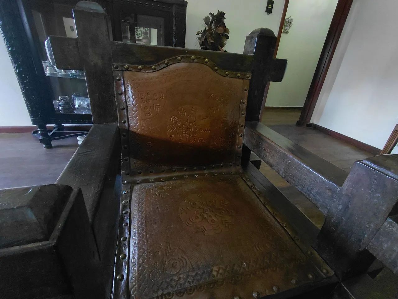 Conjunto de 1 sofá e 2 poltronas de couro feitos à mão. - Foto 3