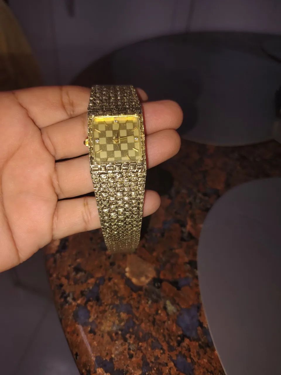 Um relógio manhado a ouro 