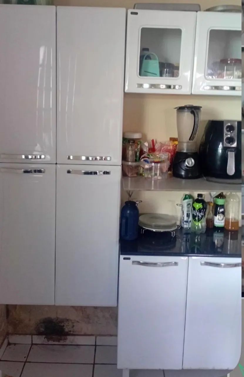 Vendo armário de cozinha  ele é completo com  balcão tb