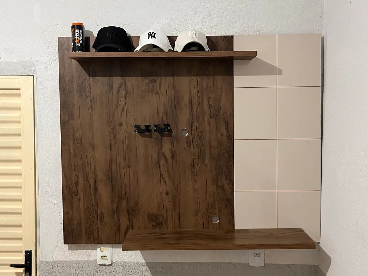 Painel de TV com Rack Suspenso e Nichos - Madeira e Branco - Foto 2