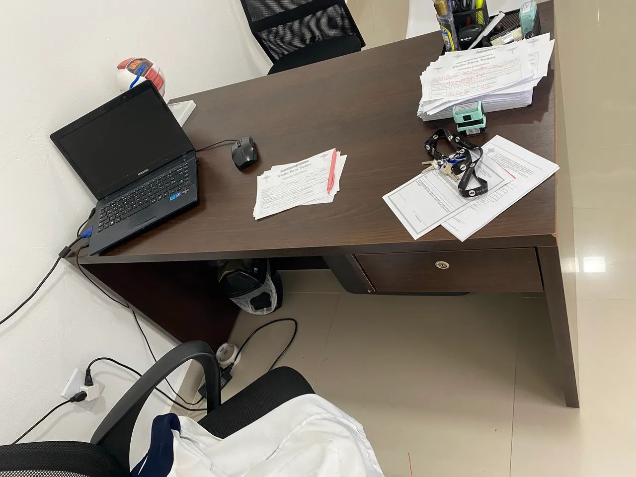 Vendo escrivaninha com gaveta - Foto 2