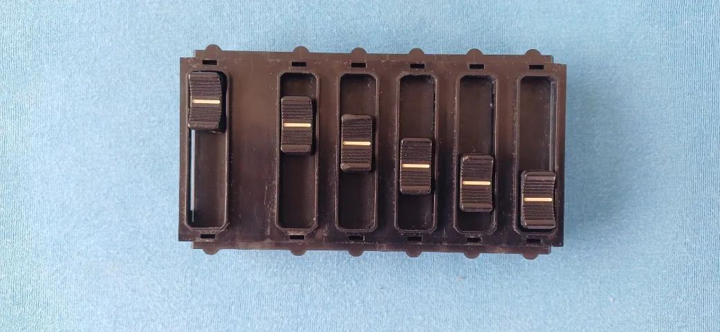Teclas do Korg I3 clássico e outras peças. - Foto 5