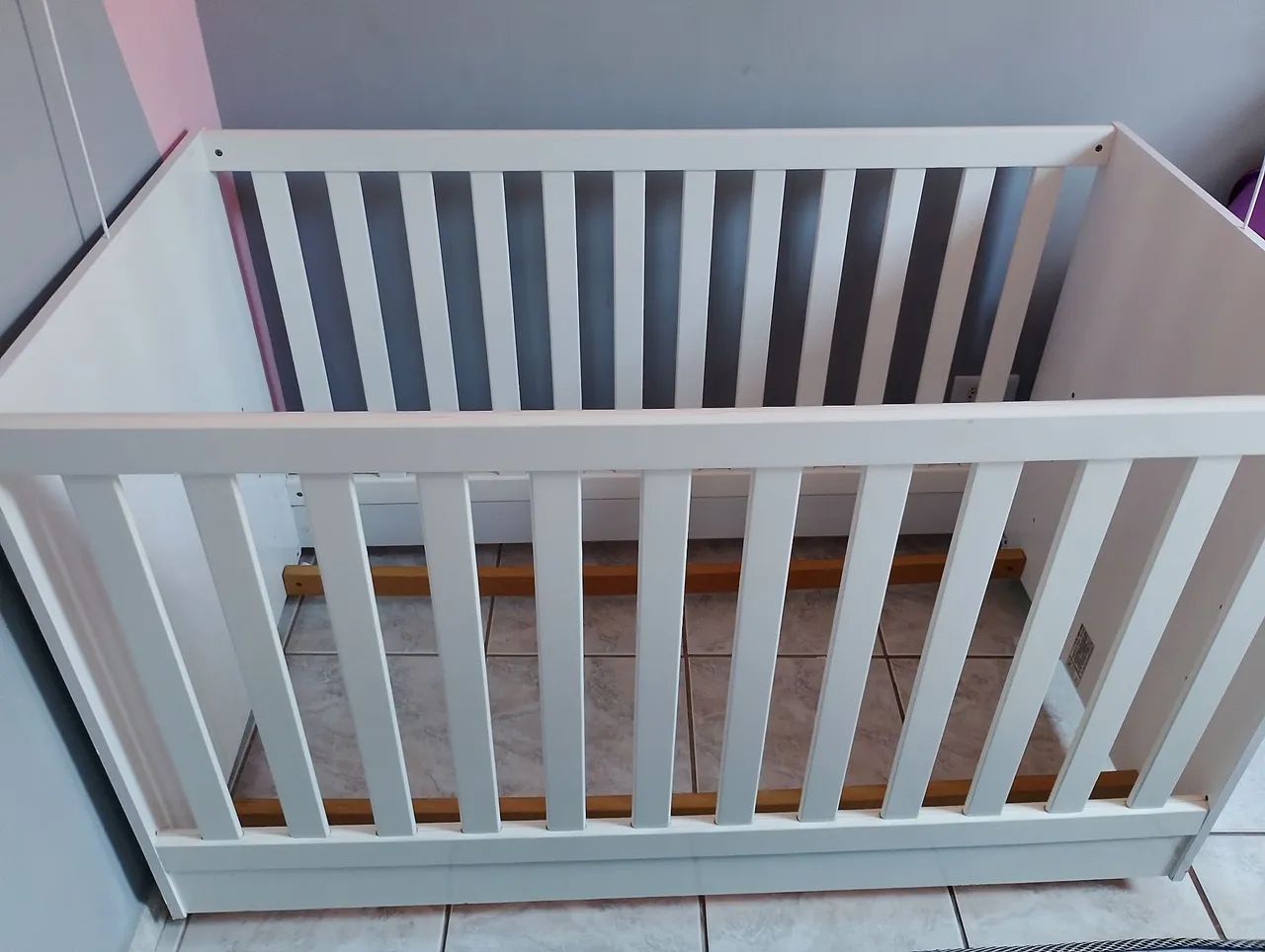 Berço usado com detalhes e sem colchão 