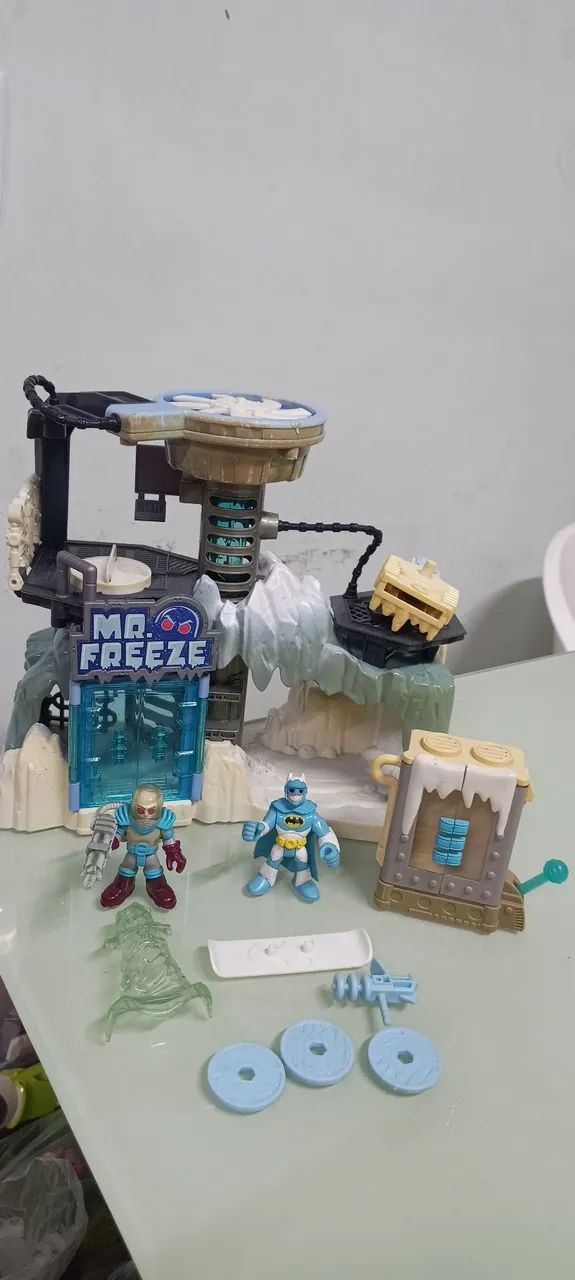Base do Mr. freezer, boneco freezer e Batman 