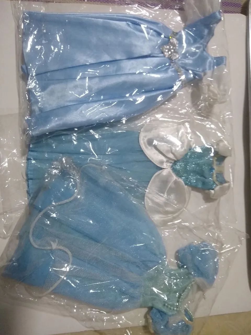 Lote de vestido de boneca.
